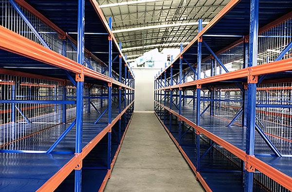 What are the advantages of medium duty racks in Guangdong warehouse?
