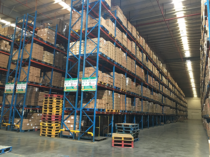 What are the characteristics of pallet racks?