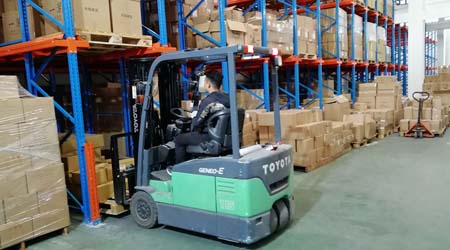 How many meters in depth should the through-type racking aisle be designed to ensure storage capacity and efficiency？