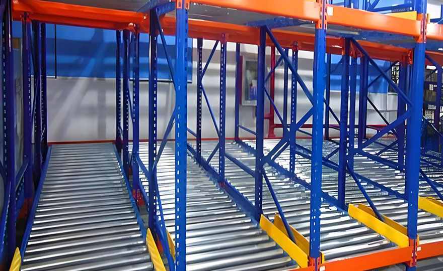 Can the gravity-type shelves in the cold storage be used in an environment of -20°?