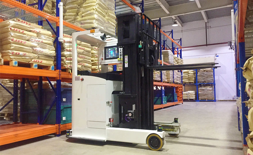 Can the double-deck storage shelves be used for loading and unloading goods by using AGV forklifts?