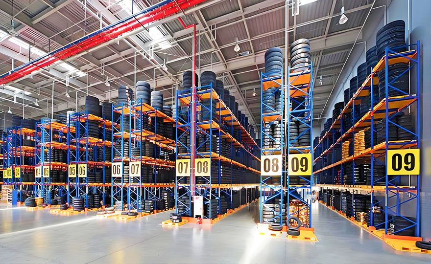 Which types of shelves can be chosen for the three-dimensional storage of tires?