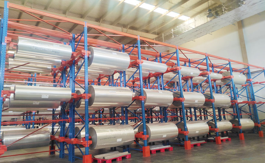 How to store and retrieve goods on the fabric hanging shelves？