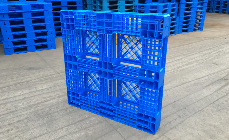 Which type of pallet is more durable for cold storage?