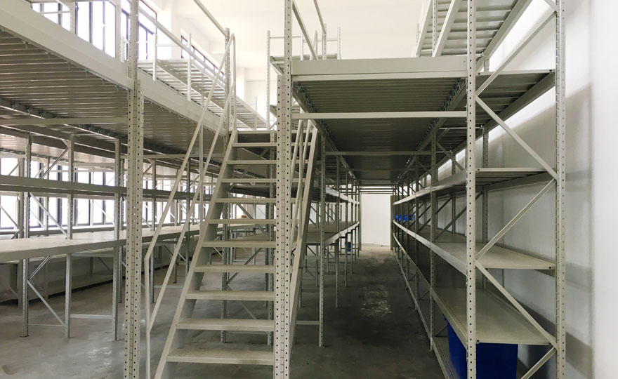 Heavy-duty lubricated pallet rack, dense storage solution