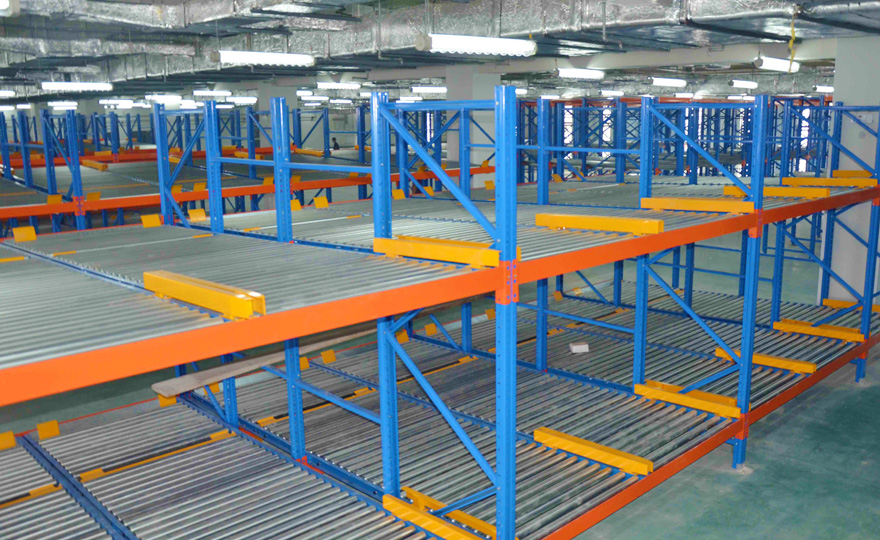 Logistics gravity-type shelves, first-in-first-out principle, ensuring the timeliness of goods