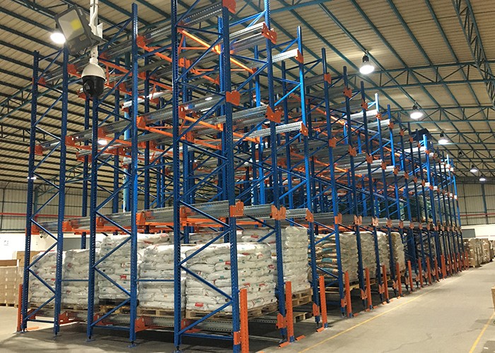What are the features of the pallet shuttle system?