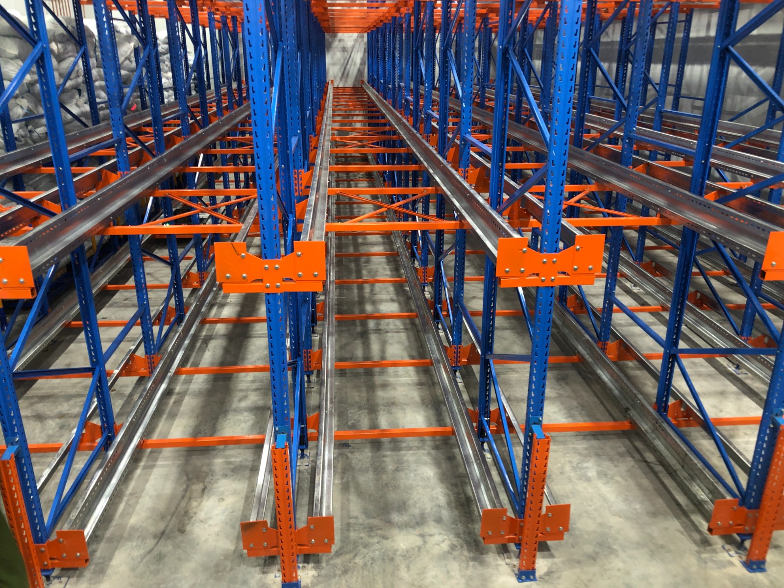 What is the difference between a two-way shuttle rack and a four-way shuttle rack?