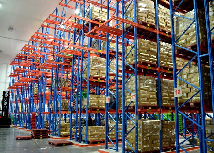 What are the characteristics of narrow aisle pallet racking?