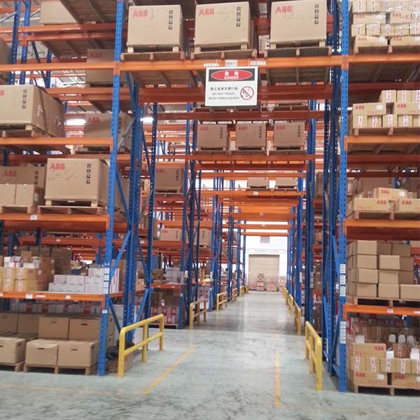How many sets of heavy-duty pallet racks are needed for a warehouse of 4000 square meters?