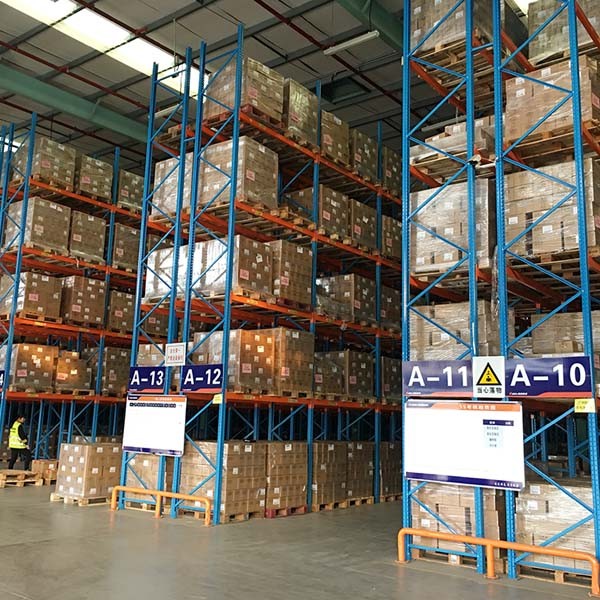 How are the dimensions and specifications of pallet racks calculated?