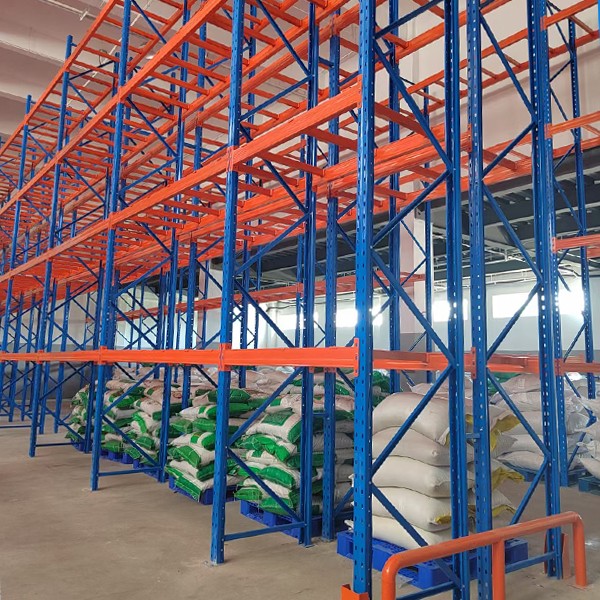 What are the characteristics of pallet racks