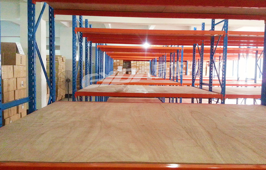 Heavy-duty shelves