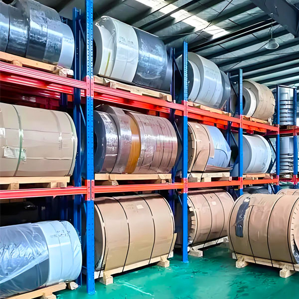 Steel storage racks for the factory