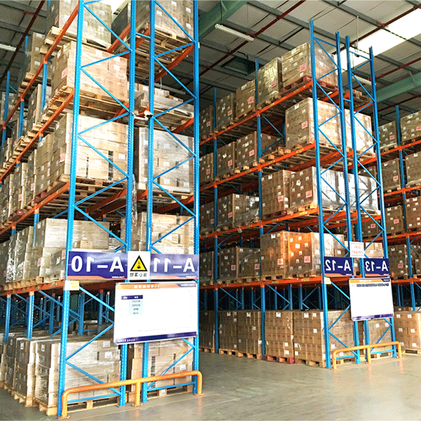 Large warehouse heavy-duty shelves